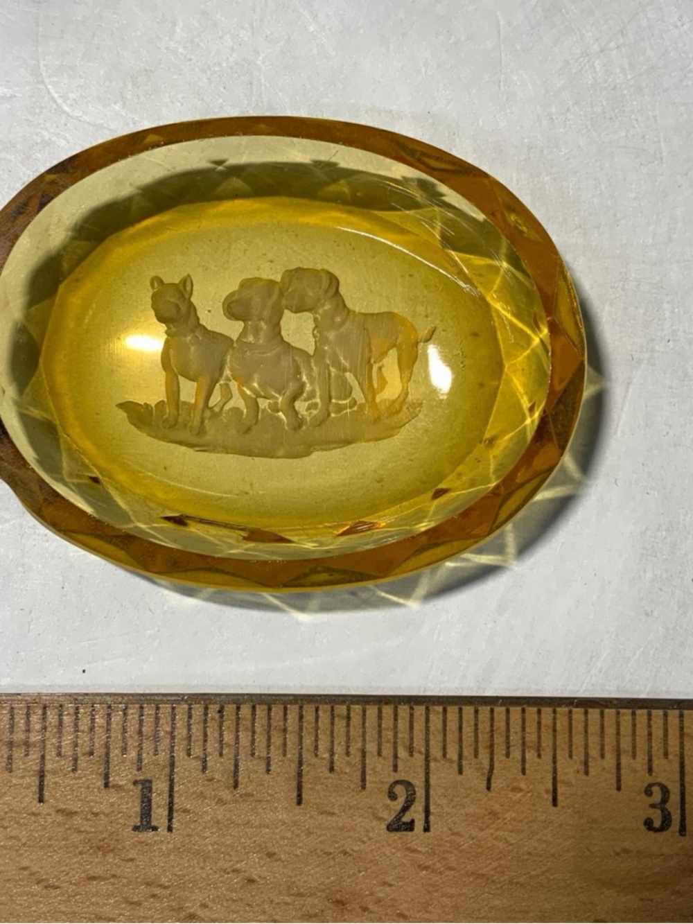 Vintage 1920-40s Bohemian Amber Glass Intaglio Salt Cellar Trio of Dogs - Picture 9 of 10